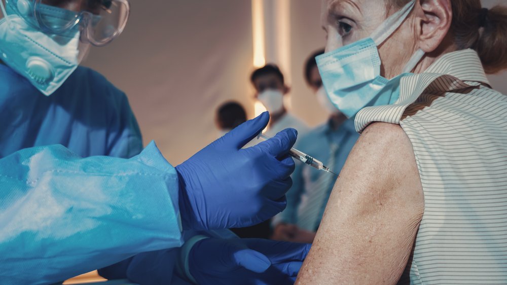 Безплатна вакцина від коронавірусу буде в Україні вже в лютому, - Ляшко
