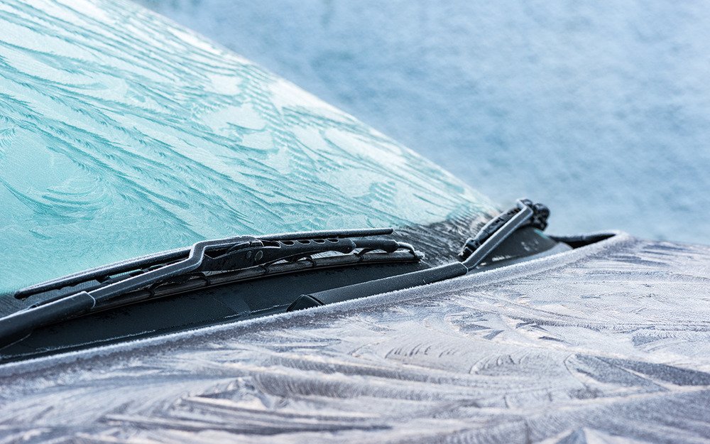 Как быстро и безопасно очистить стекло от льда в мороз