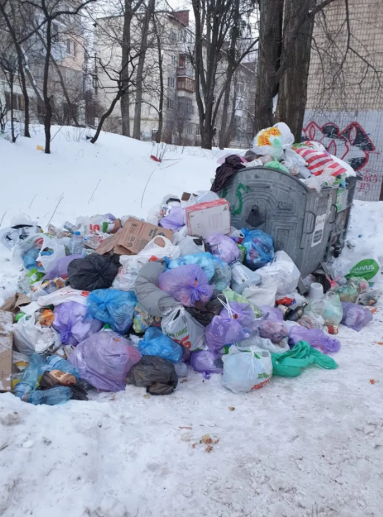 У Києві перестали вивозити сміття: комунальники розповіли, у чому справа