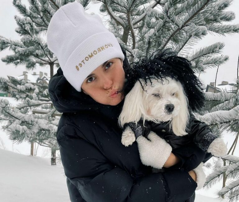 Настя Каменских показала, как развлекается на снежных горках с мамой и сыном Потапа - today.ua