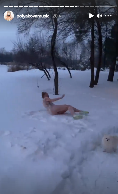 Оля Полякова показала, как полуголая пробежалась по снегу и нырнула в сугроб