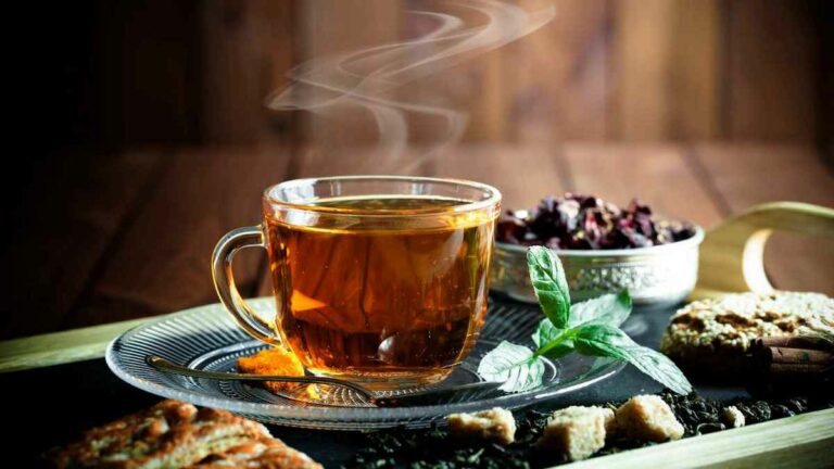 Медики рассказали, какой чай нельзя пить на голодный желудок - today.ua