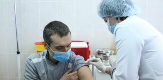 Перші українці отримали вакцину від коронавіруса: що відомо про їх стан - today.ua