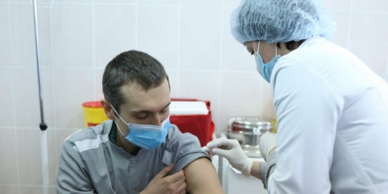 Первые украинцы получили вакцину от коронавируса: что известно об их состоянии      - today.ua