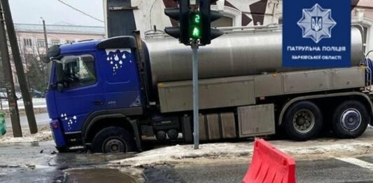 У Харкові оштрафували водія, який провалився під асфальт - today.ua