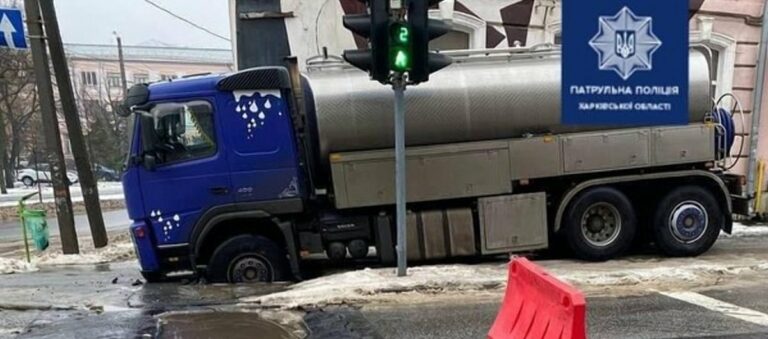 У Харкові оштрафували водія, який провалився під асфальт - today.ua