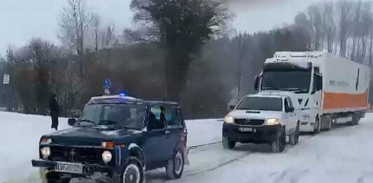 У Мережі показали як в Німеччині «Нива» буксирує фуру в крижану гору - today.ua