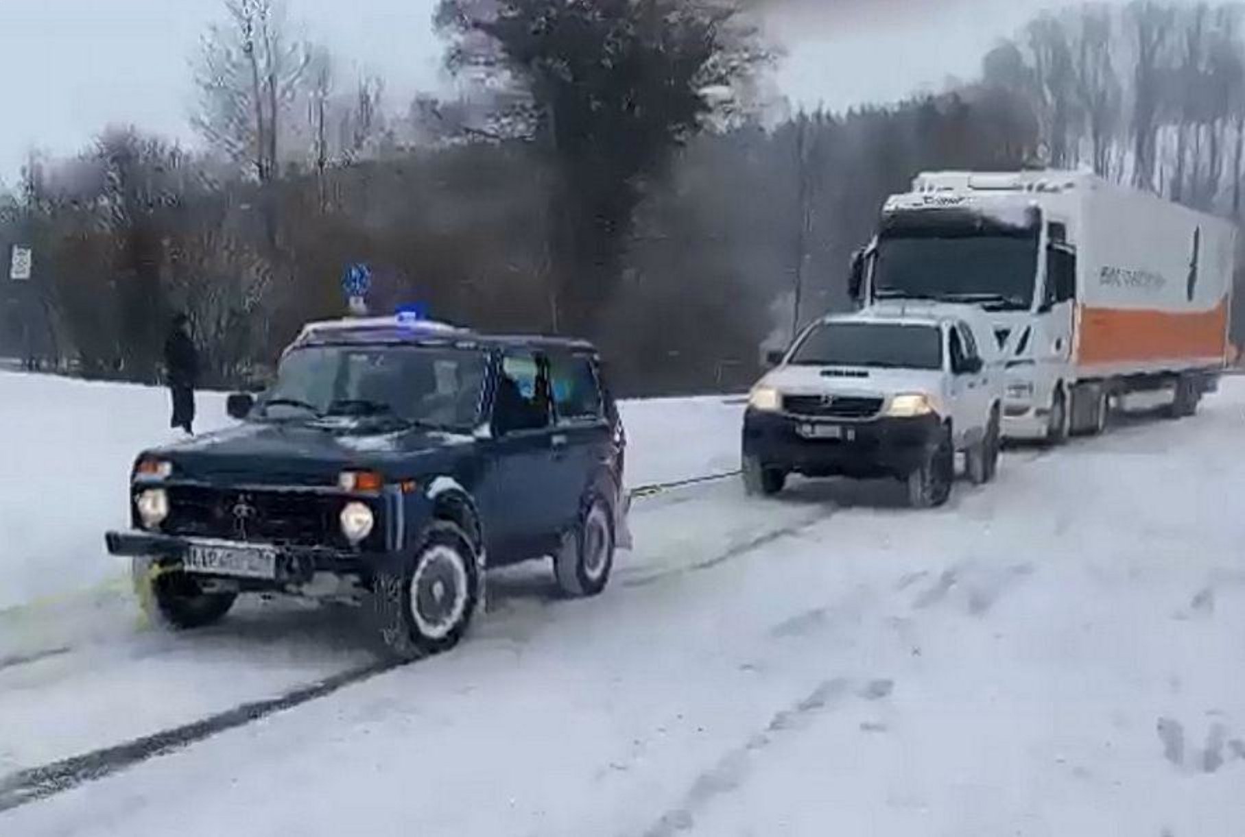 У Мережі показали як в Німеччині «Нива» буксирує фуру в крижану гору - today.ua