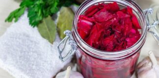Квашеная капуста со свеклой: рецепт витаминного зимнего салата - today.ua