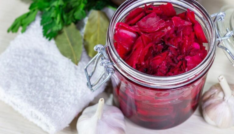 Квашена капуста з буряком: рецепт вітамінного зимового салату - today.ua