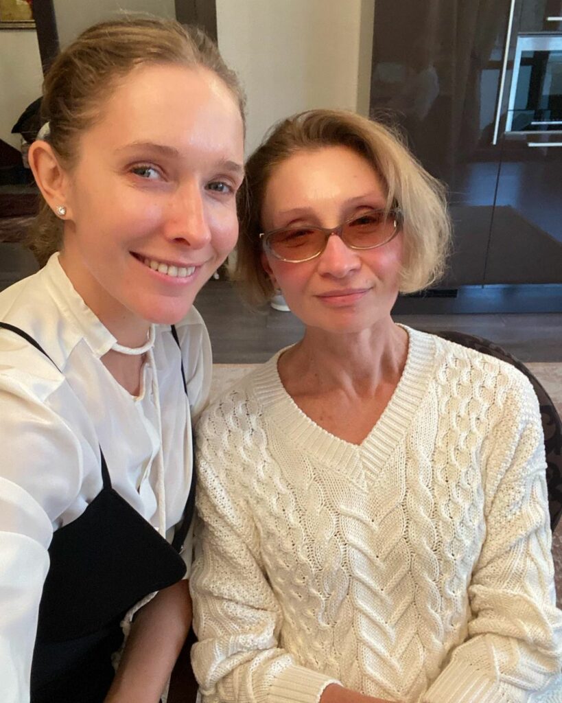 Катя Осадчая показала свою очаровательную маму в ее день рождения 