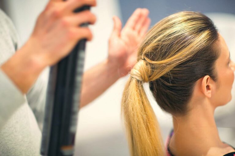 Названі наймодніші укладки на довге волосся 2021 року: як носити хвіст і пучок - today.ua