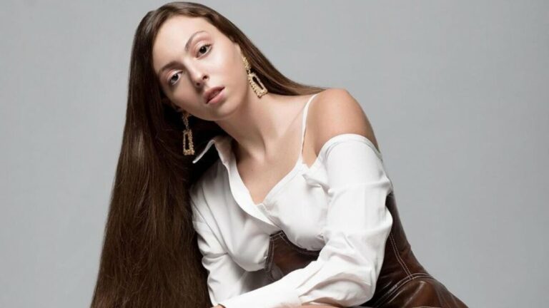 Знову перефарбувалася: 17-річна донька Олі Полякової похвалилася новим кольором волосся - today.ua