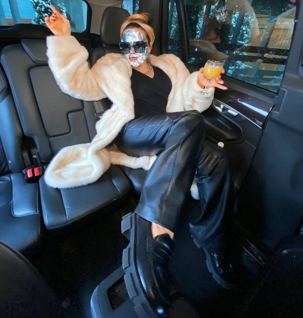 Наталья Могилевская устроила вечеринку в машине: на лице маска из фольги, а в руках бокал 