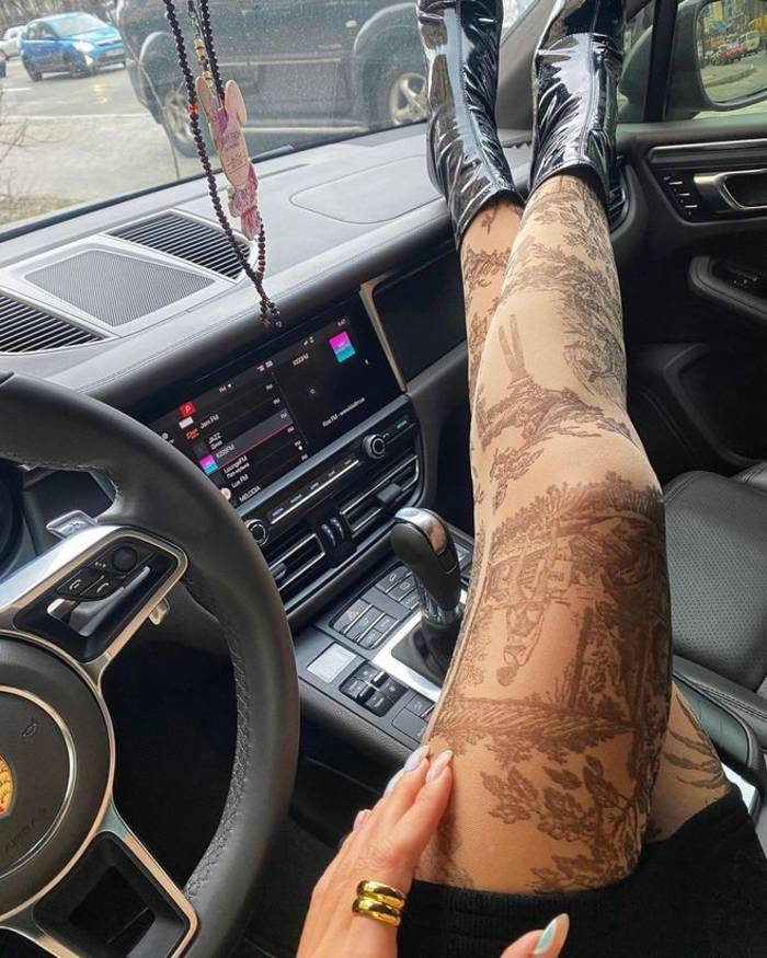 Больше не комплексует: Леся Никитюк показала татуировки на ногах    