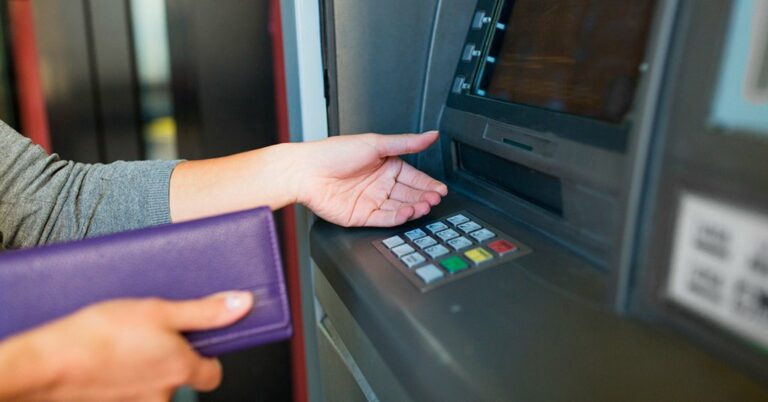 “Ощадбанк“ снимает с клиентов проценты с отложенных сбережений на банковских картах - today.ua