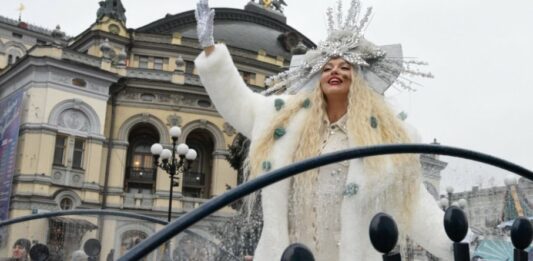 Оля Полякова показала, як напівоголена пробіглася по снігу і пірнула у замет - today.ua