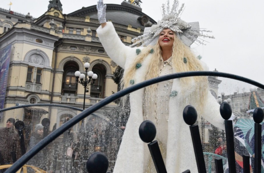 Оля Полякова показала, як напівоголена пробіглася по снігу і пірнула у замет - today.ua