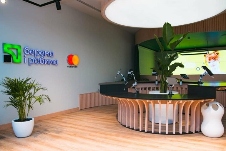 ПриватБанк открыл отделение, в котором нет персонала, а каждого посетителя узнают при входе - today.ua