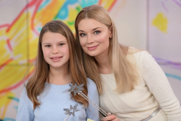 Лідія Таран посперечалася з дочкою, у кого краще манікюр: переможець отримав круасан - today.ua