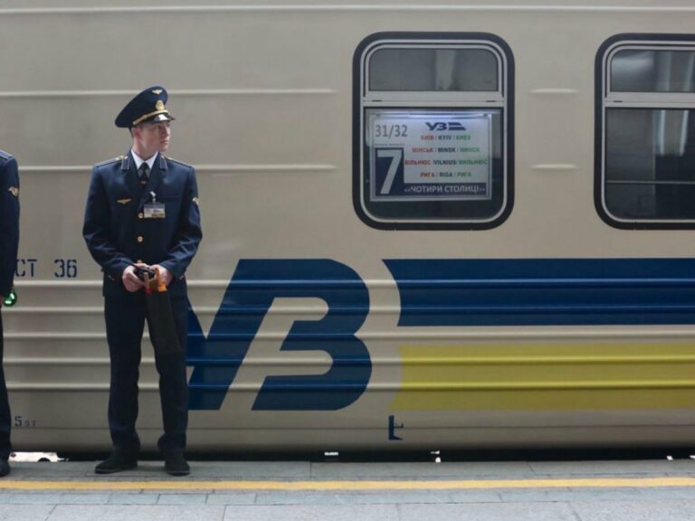 Укрзалізниця запустила новорічний ретро-поїзд: як він виглядає, та скільки коштують квитки - today.ua