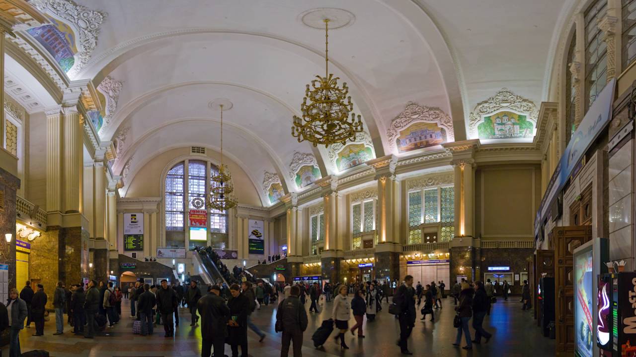 У Києві пасажирів не пускають у будівлю залізничного вокзалу: що відбувається