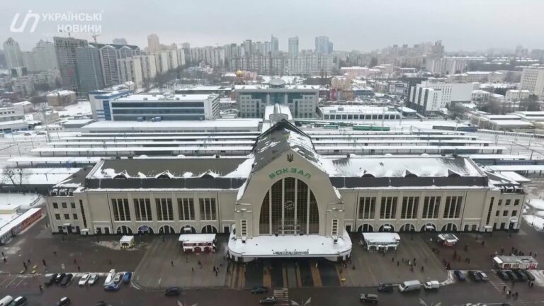 В Киеве пассажиров не пускают в здание железнодорожного вокзала: что происходит - today.ua