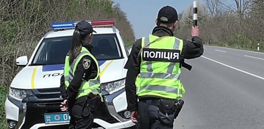 Полиция больше не имеет право жезлом останавливать автомобили - today.ua