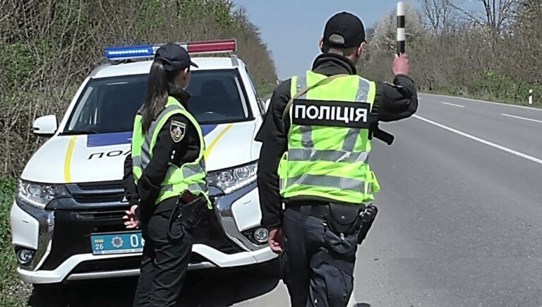 Полиция больше не имеет право жезлом останавливать автомобили - today.ua