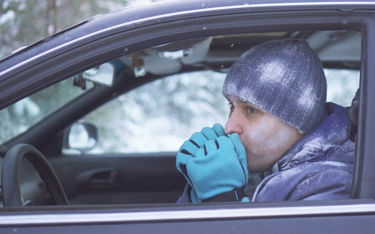 Как зимой не замерзнуть в собственном автомобиле - today.ua
