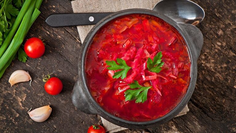Червоний борщ з грибами та м'ясом - секрети приготування смачного і ситного обіду - today.ua