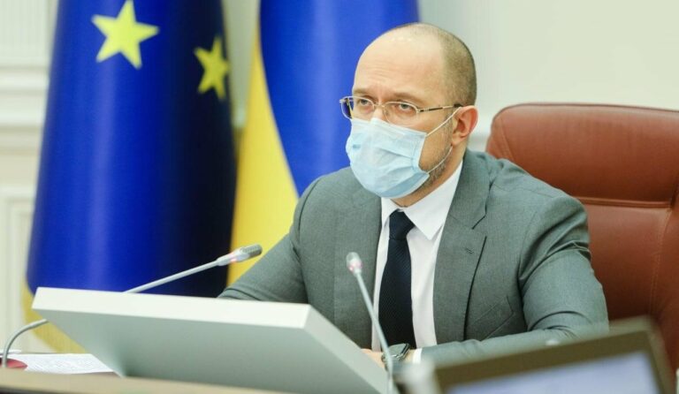 Шмыгаль рассказал, сколько будет стоить вакцина от коронавируса в Украине - today.ua