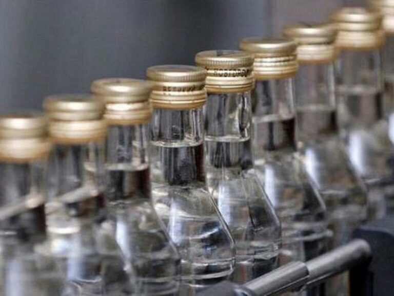 Смешивали спирт с водой: в Харькове разоблачили подпольный завод по изготовлению алкоголя - today.ua