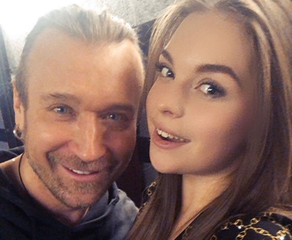 Олег Винник застыл в объятиях молодой партнерши: видео попало в Сеть - today.ua