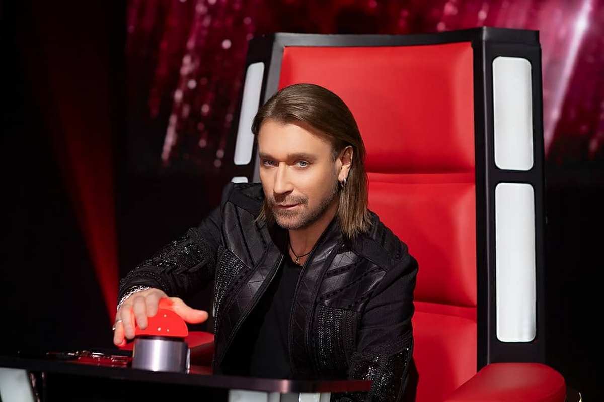 Олег Винник в белой футболке показал поклонницам накачанные руки - today.ua