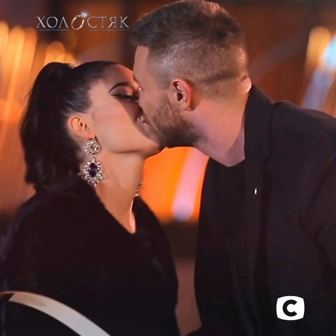 Холостяк 2021: Михайло Заливако пристрасно поцілував Юлію і відправив додому вісім красунь