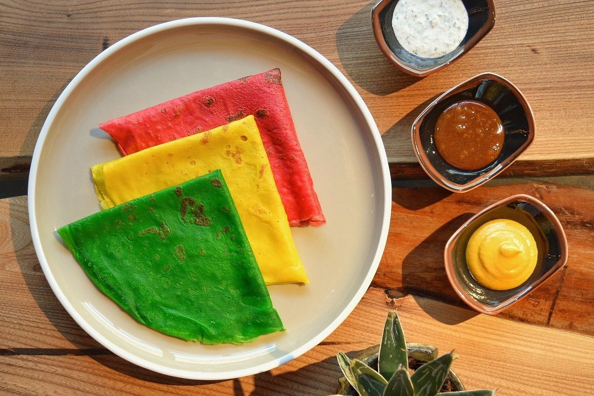 Разноцветное угощение на Масленицу: рецепт красных, желтых и зеленых блинчиков - today.ua