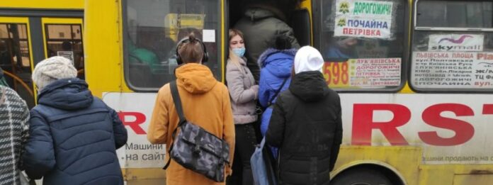 Громадський транспорт у столиці порушує правила локдауна: в маршрутках і метро не проштовхнутися