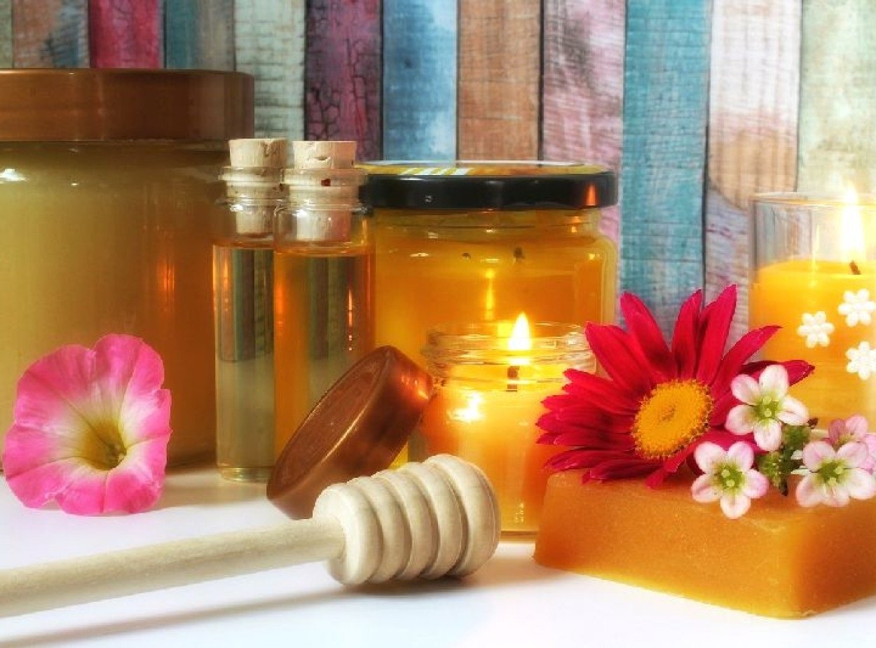 Омолоджуюча маска для обличчя від зморшок з додаванням бджолиного воску - today.ua