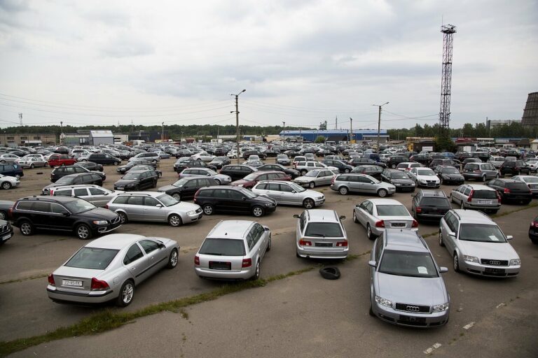 Українцям стало складніше купувати б/в авто з Литви - today.ua