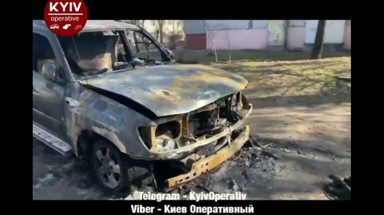 В Киеве сожгли паркующийся на газоне внедорожник Toyota (видео) - today.ua