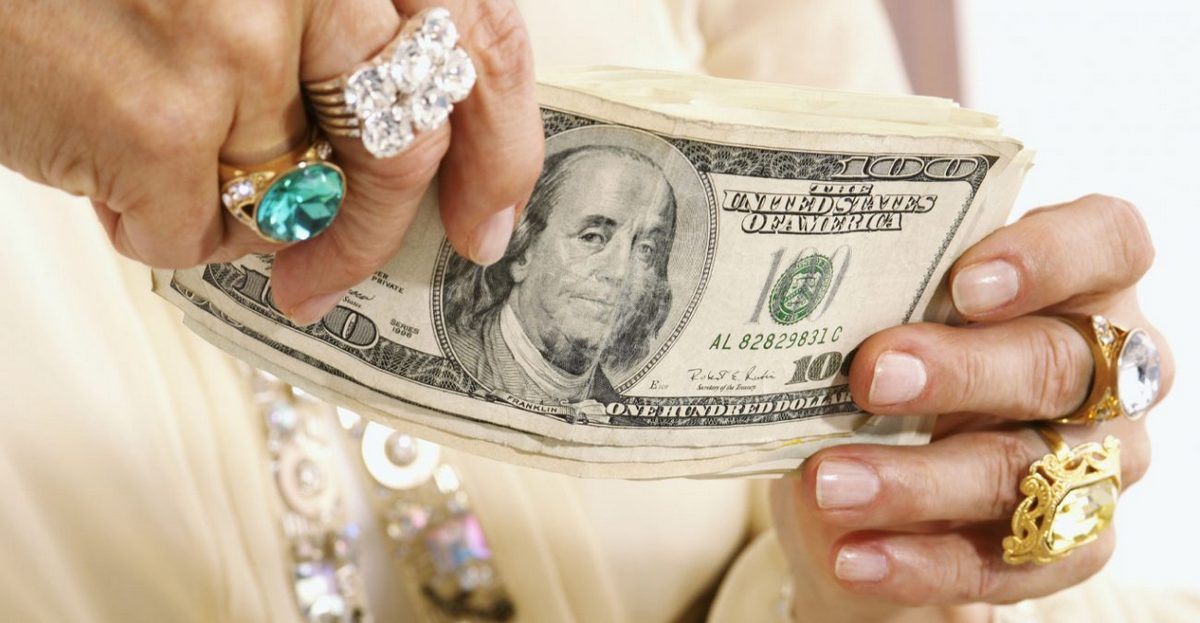 Пять знаков Зодиака, к которым деньги сами идут в руки - today.ua