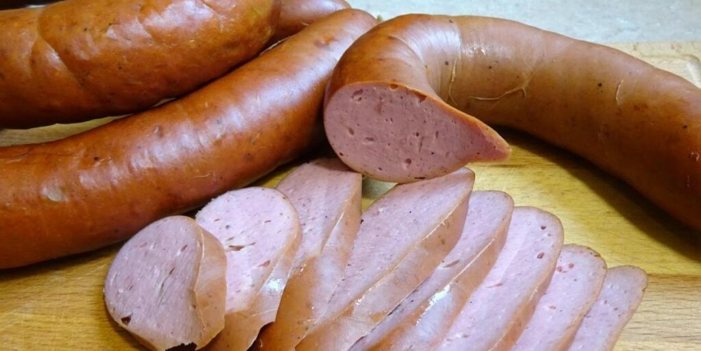 Украину наводнила фальсифицированная колбаса: популярный продукт может быть смертельно опасен