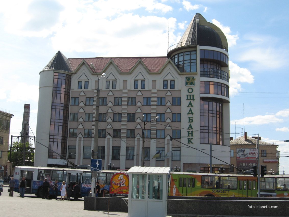 Клієнтка "Ощадбанку" залишилася без машини через те, що банк видав їй пошкоджені долари