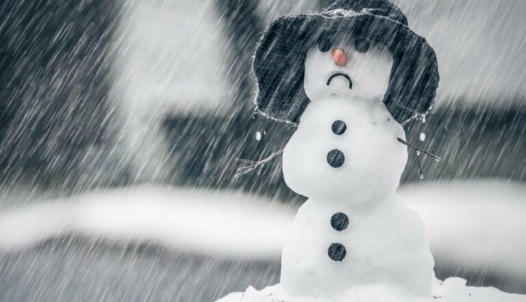 Сніг, ожеледиця та дощі: українців попередили про різке погіршення погоди - today.ua