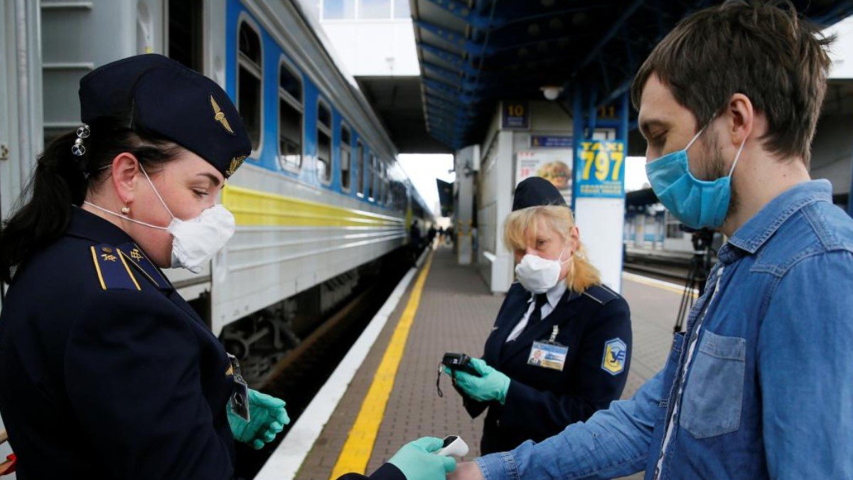 “Укрзализныця“ может остановить все поезда: дизтоплива осталось на 4 суток