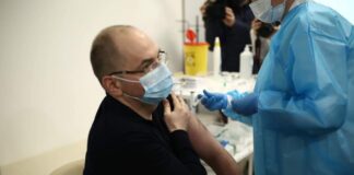 Степанов першим із українських чиновників пройшов вакцинацію від коронавірусу індійським препаратом - today.ua