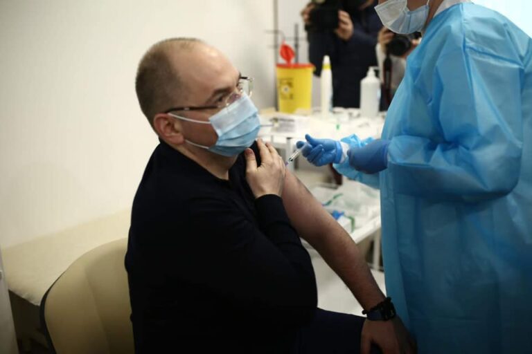 Степанов першим із українських чиновників пройшов вакцинацію від коронавірусу індійським препаратом - today.ua