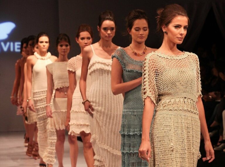 Новый бьюти-тренд в одежде 2021: в моду входят трикотажные сетчатые платья - today.ua