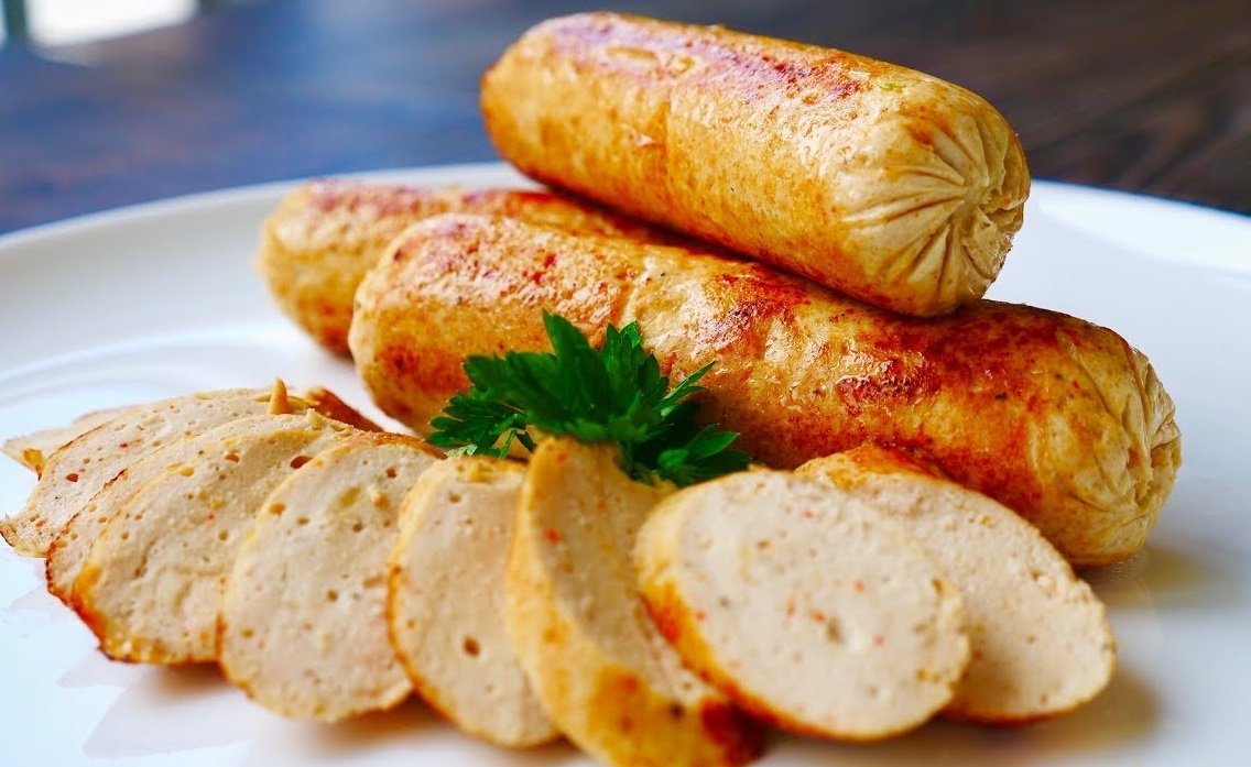 Куряча ковбаса на Великдень: простий рецепт смачної закуски для святкового застілля